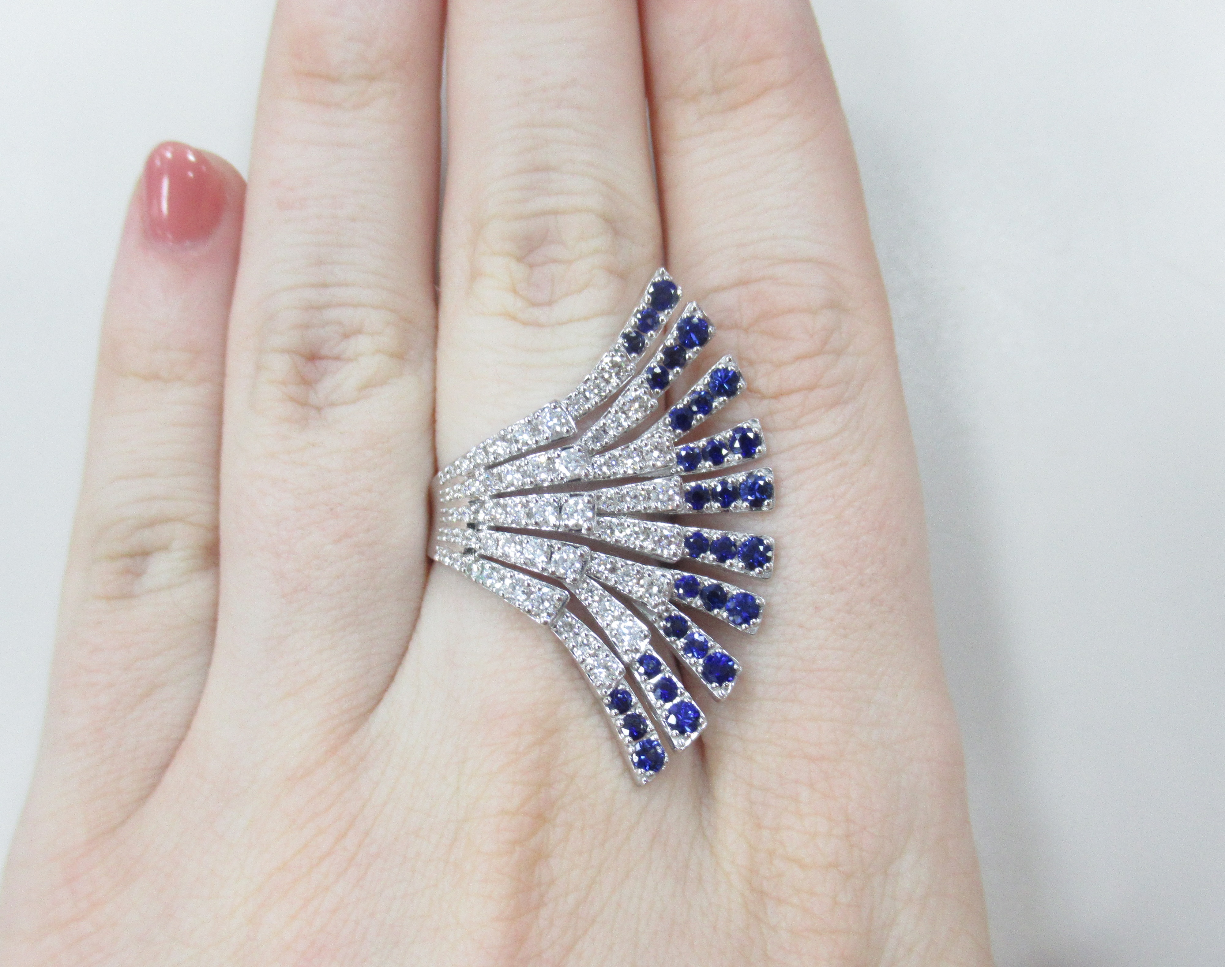 Кольцо из бедлого золота с сапфирами